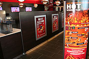 Aktionen wie Hot Wings Tag am Dienstag oder Chicken-Tag am Donenrstag werdengroß angekündigt (Foto: MartiN Schmitz)
